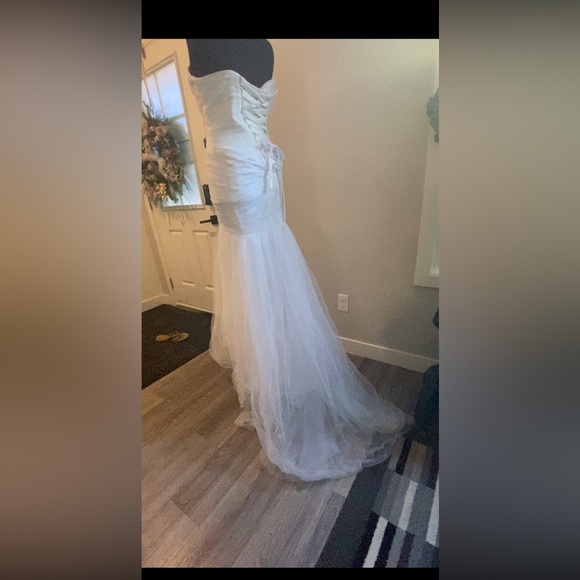 - White mermaid, form fitting, wedding dress - Picture 3 of 4